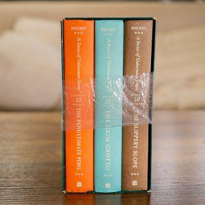 A SERIES OF UNFORTUNATE EVENTS: Box Sets - The Gloom Looms (Books 10-12)